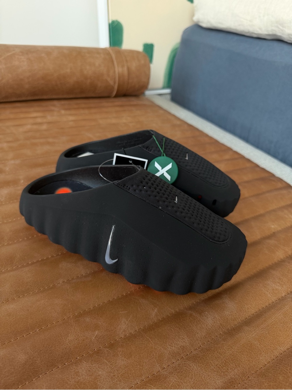 Nike Mind 001 Slide
Black Chrome Black Slip-On